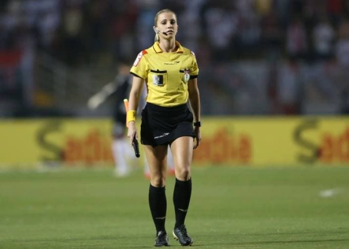 La silbante se lleva los reflectores y los suspiros en los estadios de fútbol del fútbol brasileño.