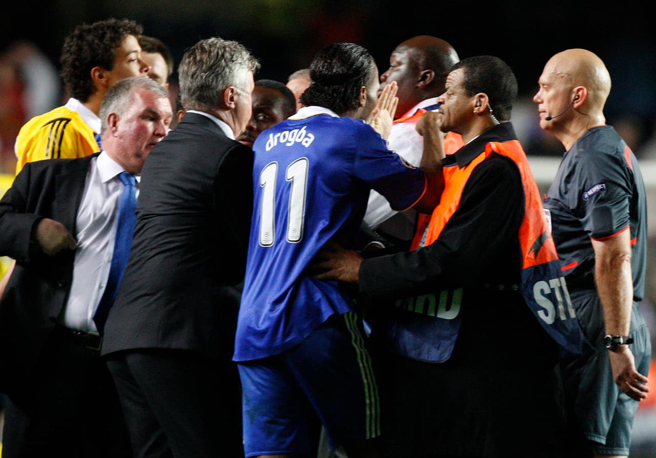 Es el minuto 95 y el Chelsea está volcado arriba, Michael Ballack dispara con potencia y el balón pega en la axila de Samuel Eto’o. No hay penal y el alemán sale disparado sobre el árbitro.