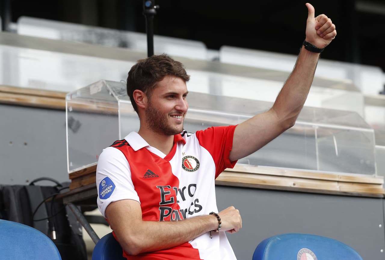 Santiago Giménez llegó a Rotterdam y Feyenoord le dio la bienvenida