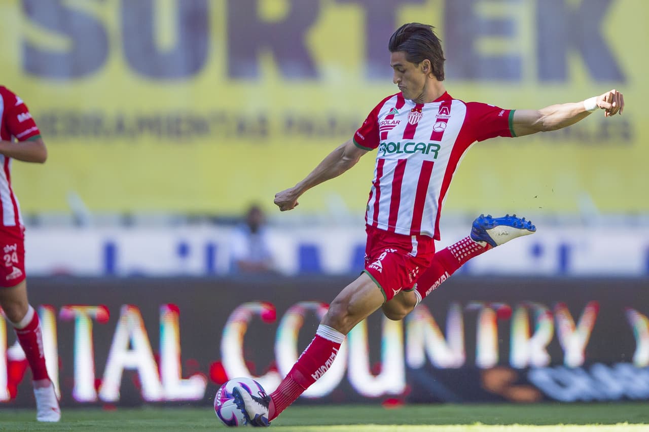 Tiro de Arce, jugador del Necaxa