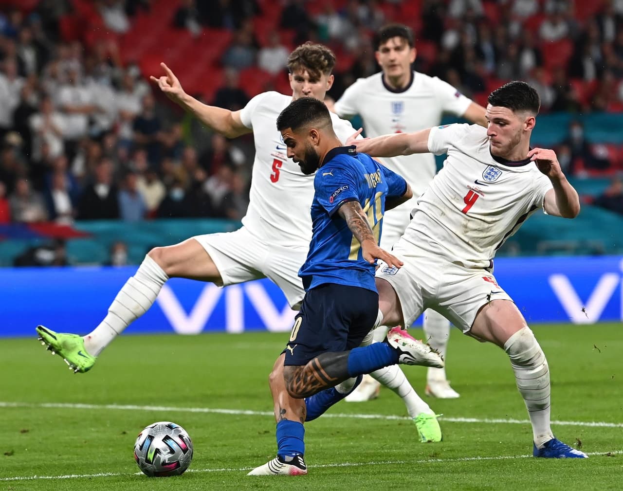 Italia es campeón indiscutible de Europa y se lleva la copa a casa. Luke Shaw abrió el marcador al minuto 2’ del encuentro y en el minuto 67, Leonardo Bonucci se encargó de igualar el marcador, ya en tiempos extra no pudieron pasar del 1-1 y, en tanda de penales, el equipo inglés no supo definir y la ‘Squadra Azzurra’ se corona en Wembley.