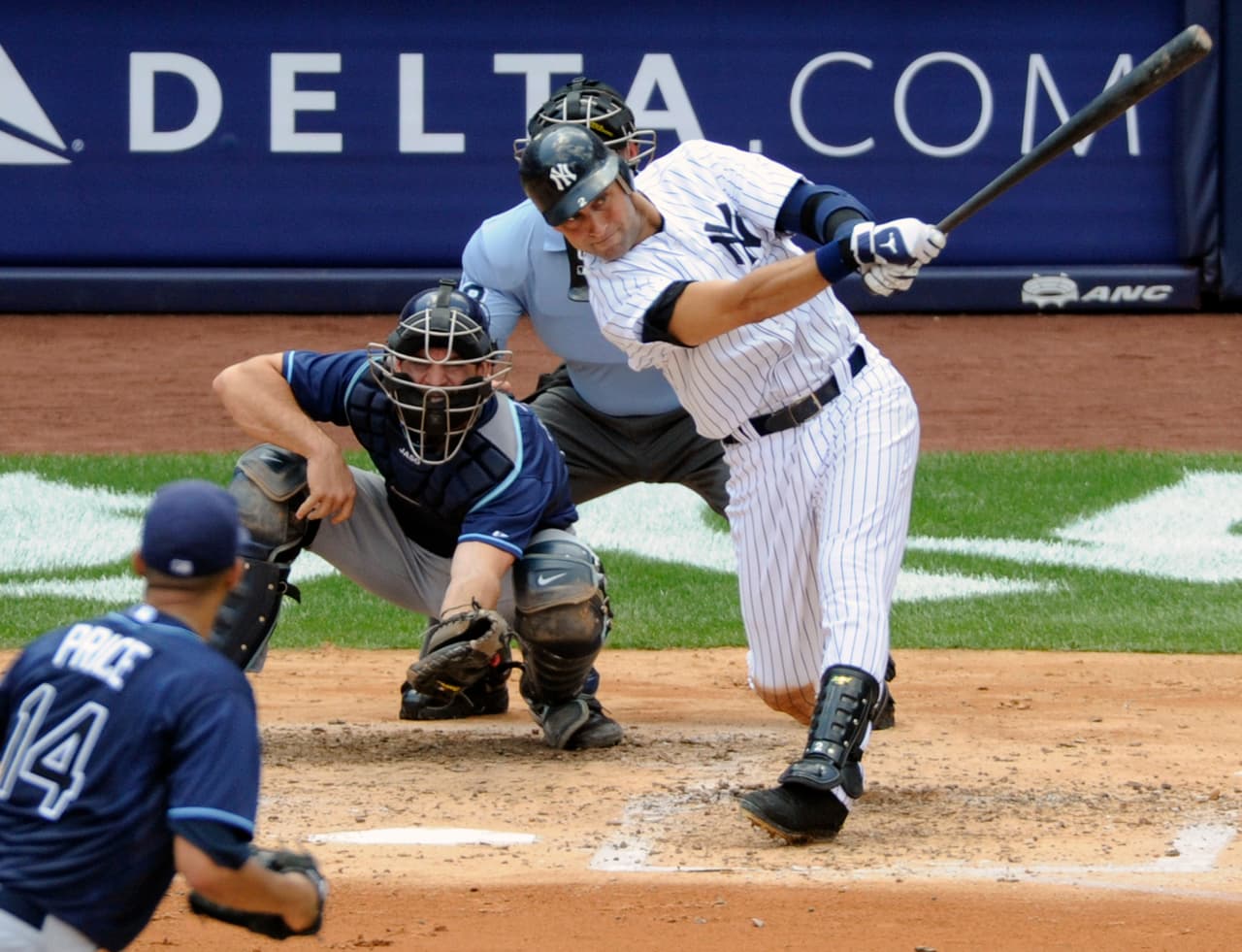 Jeter bateó para un promedio de .310, con 260 jonrones y 1.311 carreras impulsadas.
