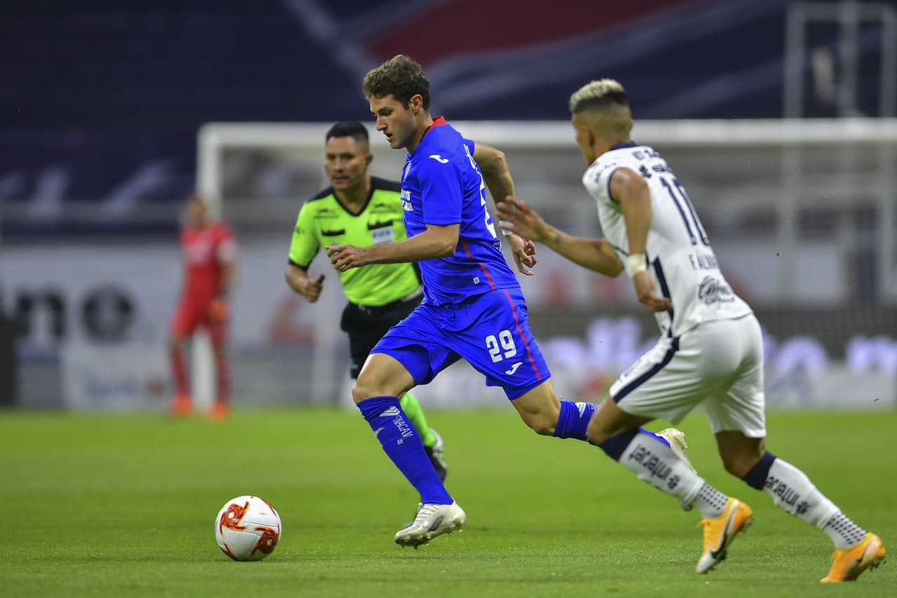 Dinenno rescató el resultado en la recta final para clasificar a la fiesta grande en segundo lugar. | Orbelín Pineda abrió el marcador para los cementeros; Juan Ignacio Dinenno (86’, 90’) emparejó los cartones y dio vuelta al juego en la recta final. Pumas y Cruz Azul clasifican directamente a la Liguilla en las posiciones segunda y cuarta, respectivamente.