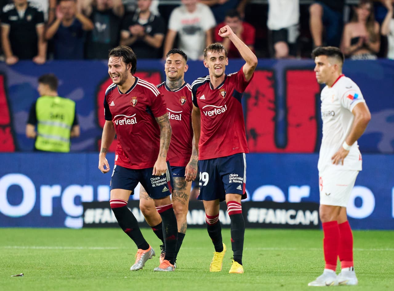 Con un 'Tecatito' Corona muy lúcido, el Sevilla no pudo en su visita al Osasuna que aprovechó un polémico penal para sellar el 2-1 con el que venció al equipo de Julen Lopetegui en El Sadar.