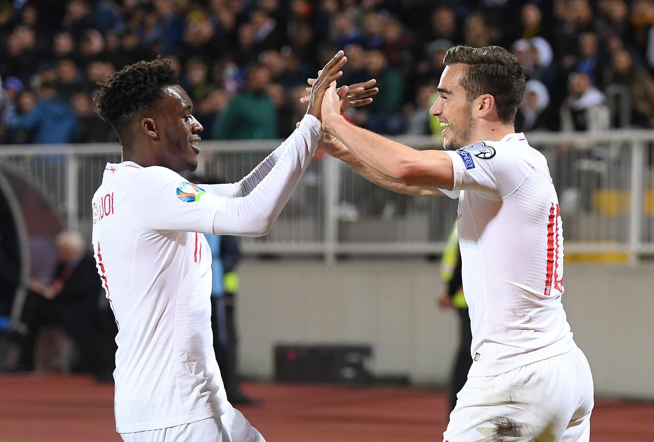 Kosovo es derrotado por Inglaterra 4-0 y es así como los ingleses obtienen su pase a la Euro 2020 como líder de grupo. Los goles fueron anotados por Winks, Kane, Rashford y Mount. Inglaterra se lleva siete victorias y una derrota.