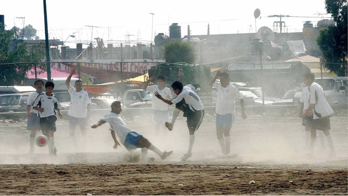 Un día jugando futbol en Guadalajara, un reclutador de Chivas lo vio e invitó a jugar para su equipo.