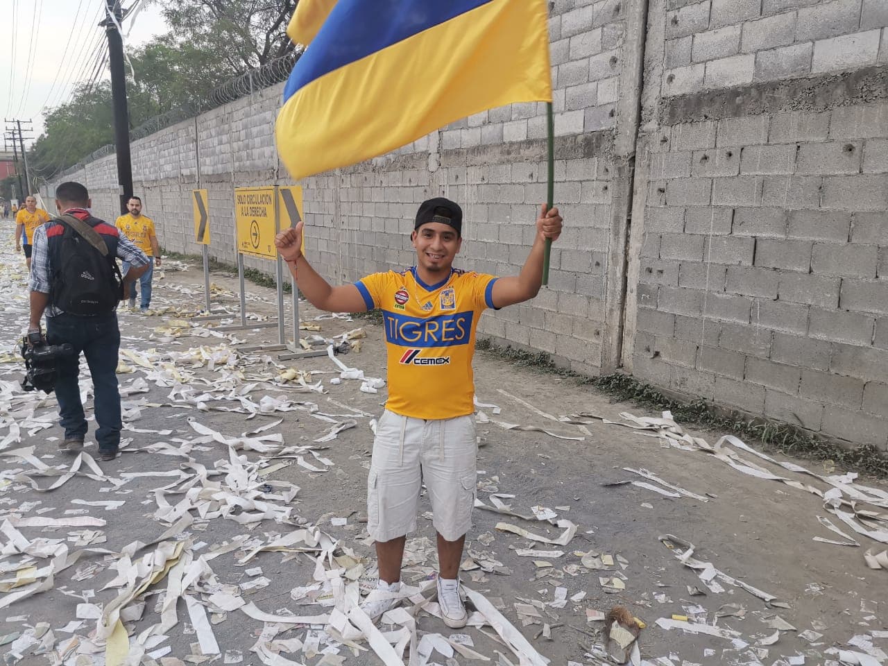Fantástico ambiente el que crearon los fieles aficionados de los Tigres ante la llegada de su amado equipo a los alrededores del Estadio Universitario. ¡Miren qué colorido!