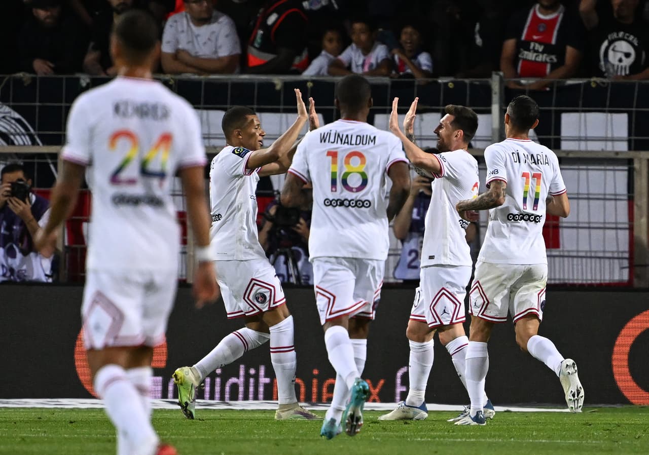 Los jugadores del PSG vistieron una pleyra en apoyo a la comunidad LGBTI+.