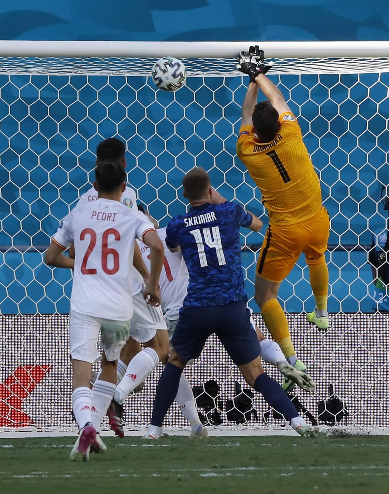 España golea a Eslovaquia 5-0 para asegurar el segundo lugar del grupo y calificar a Octavos en la Euro 2020. Con dos autogoles y tres por parte de Laporte (45+3'), Pablo Sarabia (56') y Ferrán Torres (67'), los españoles se sacan la espina y ahora enfrentarán a Croacia.