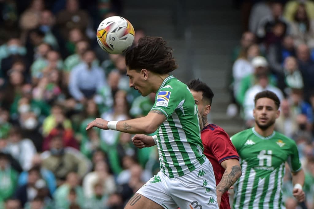 Con dos goles de Juanmi, uno de William Carvalho y otro de Alex Moreno, el Betis, que tuvo al mexicano Andrés Guardado en los últimos 10 minutos, goleó por 4-1 al Osasuna y es quinto en LaLiga.