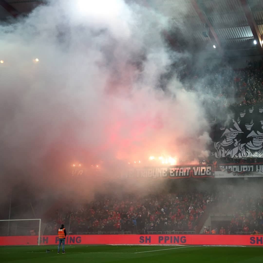 Desde la tribuna popular los ultras del Anderlecht se encargaron de causar la suspensión del partido al minuto 30.