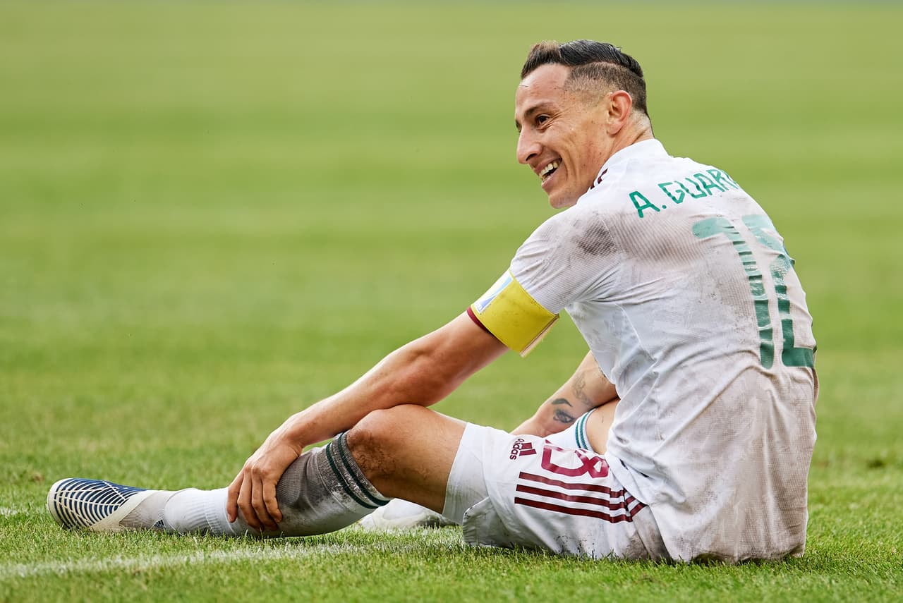 El juego fue ríspido y los jugadores pasaron muy tiempo tirados en el pasto.