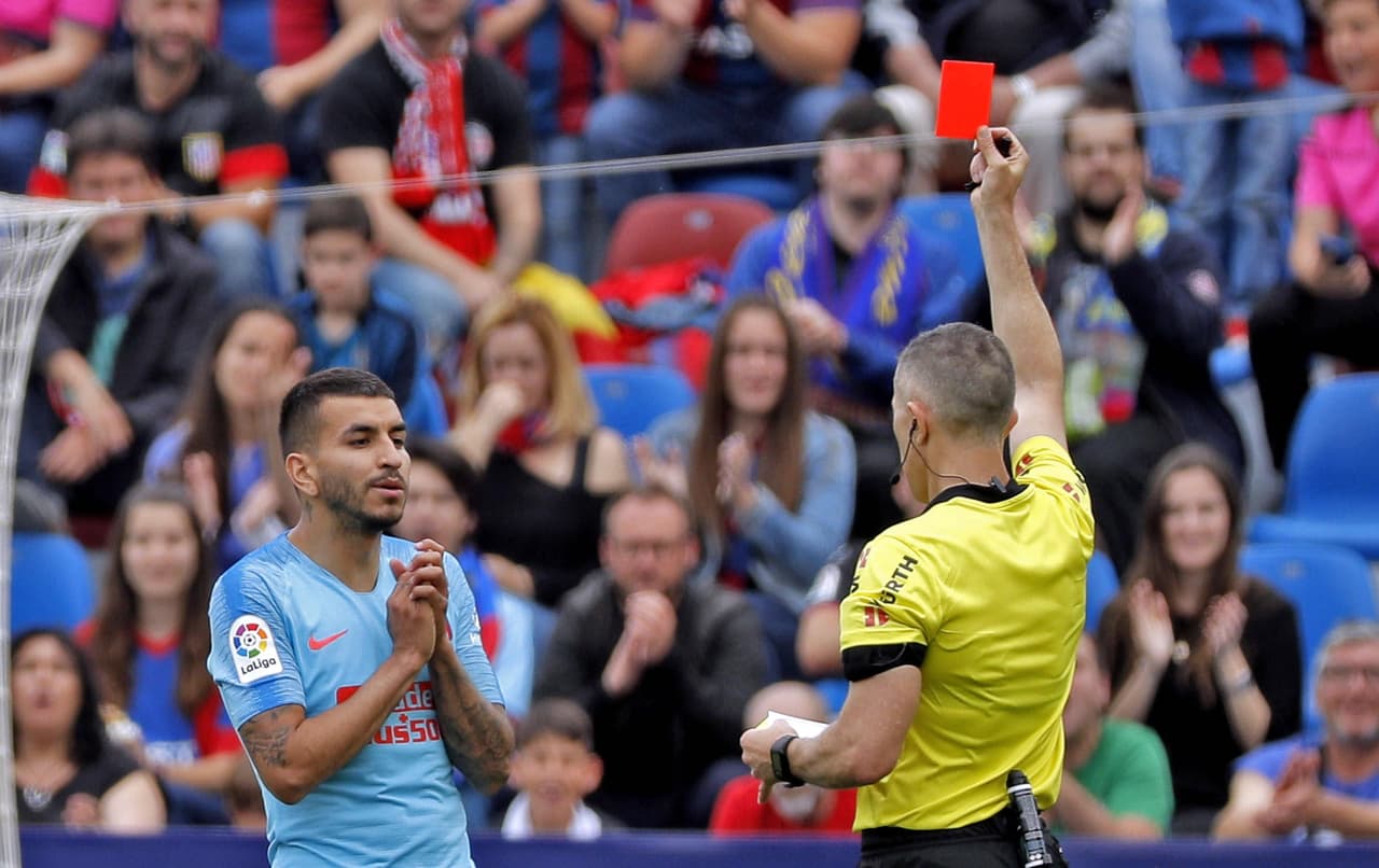 Para empeorar el panorama, el árbitro Iglesias Villanueva expulsó al argentino Ángel Correa, tras ver una jugada en el VAR al minuto 6 del segundo tiempo.
