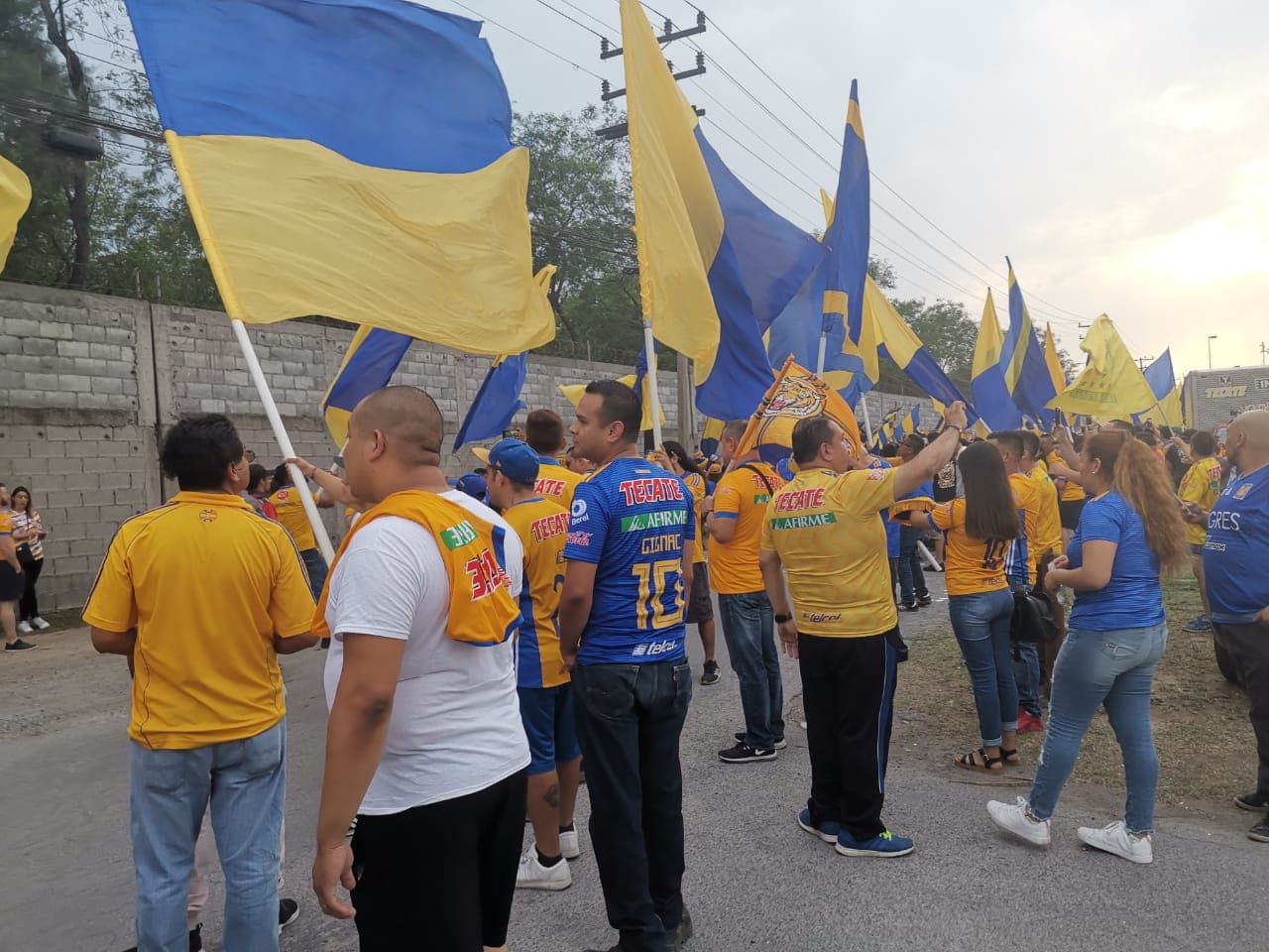 Fantástico ambiente el que crearon los fieles aficionados de los Tigres ante la llegada de su amado equipo a los alrededores del Estadio Universitario. ¡Miren qué colorido!
