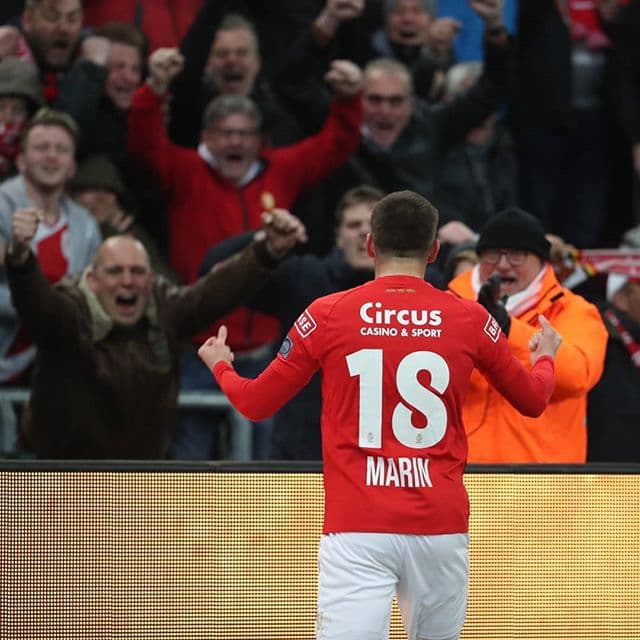 Los goles de Razvan Marin al minuto 22' y el gol de penal de Paul-Jose Mpoku al 29' le daban un cómodo triunfo al Standard donde juega el arquero mexicano Memo Ochoa.
