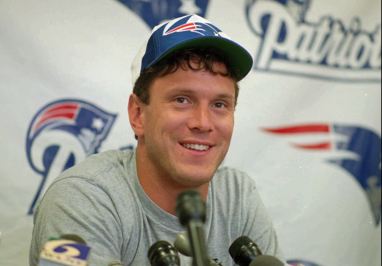 1993 — DREW BLEDSOE
<b>New England Patriots</b> | QB Washington State
<br>El mariscal de campo novato de New England Patriots, Drew Bledsoe (11), es derribado por el safety Ronnie Lott (42), quien lo despojó de la pelota y forzó un balón suelto recuperado por los Jets. Ocurrió en el segundo cuarto del juego en East Rutherford el 26 de septiembre de 1993. (Foto AP / Kathy Willens, File)