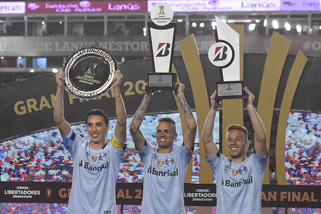 Arthur (tercero de izquierda a derecha) es un volante de 24 años cuya actuación destacada con el Gremio, campeón de Copa Libertadores en 2017, lo hizo acreedor a ser uno de los mejores del torneo.