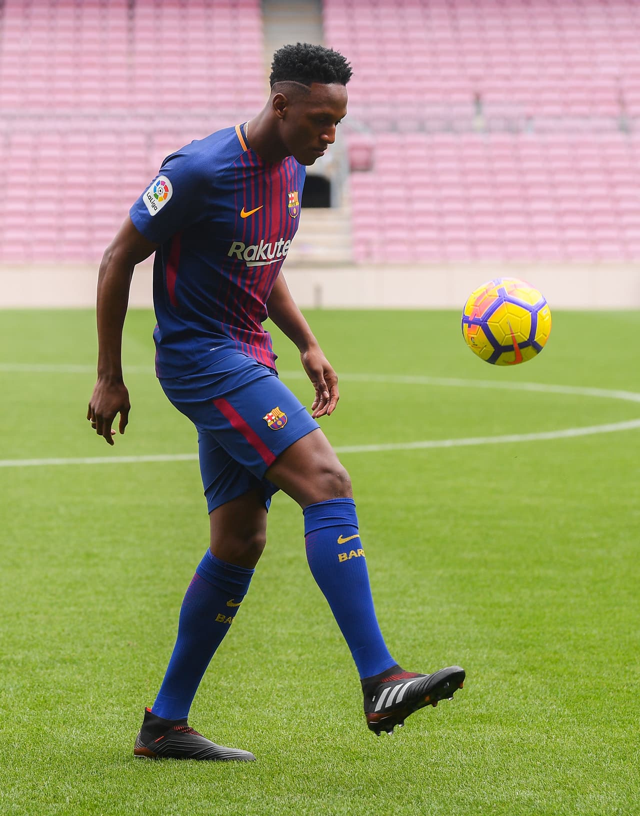 Yerri saltó al campo con una playera con su nombre (Y. Mina) a la espalda, pero sin dorsal, que podría ser el '14' si el argentino Javier Mascherano abandona el club en el mercado de invierno.