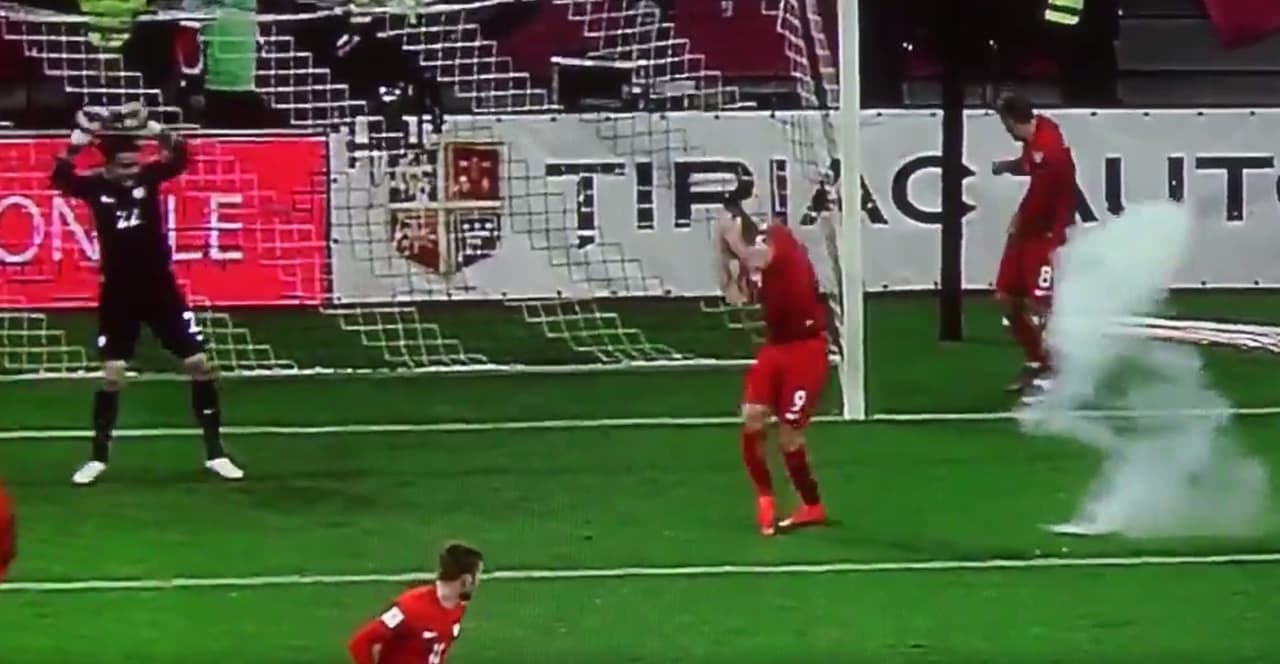 Robert Lewandowski fue agredido con petardo en el Rumania vs. Polonia