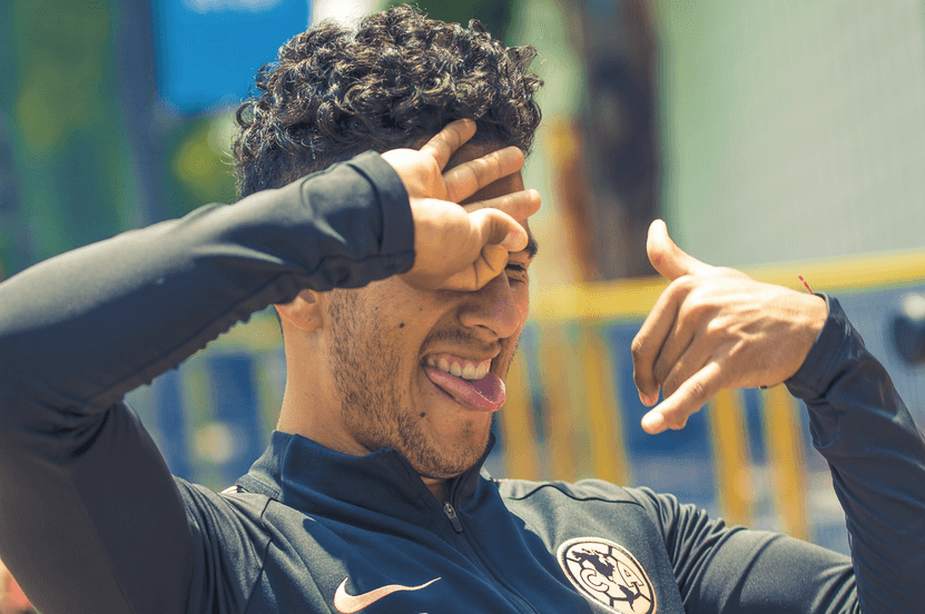 El paraguayo Cecilio Domínguez no solo logró el reto sino que aprovechó para hacer un saludo con su otra mano.