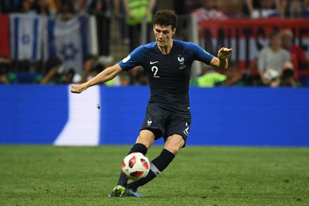 El francés Benjamin Pavard ya firmó para convertirse en nuevo jugador de Bayern Munic, que empieza su renovación de plantilla con talentos jóvenes.
