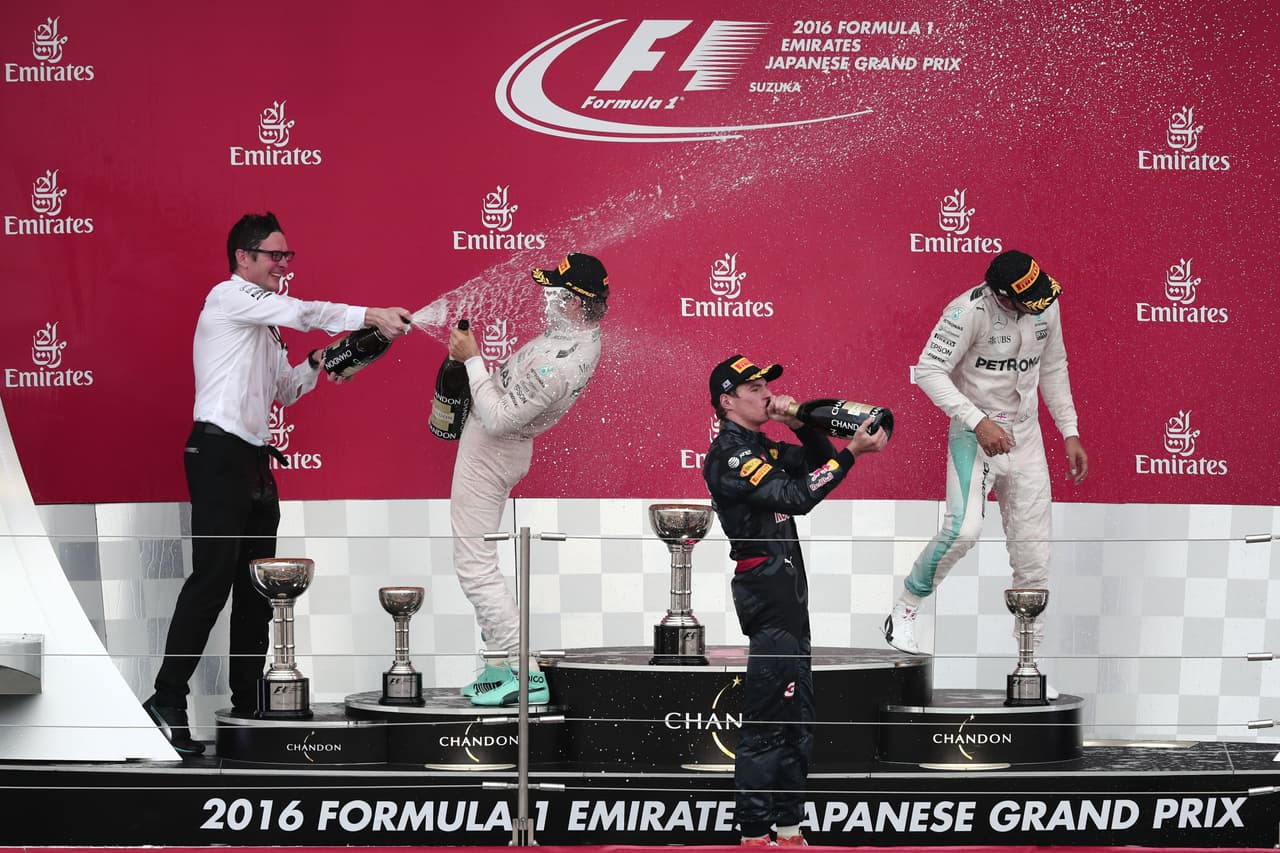 La fiesta en Japón fue para Mercedes que puso arriba del podio a sus dos pilotos, con lo que demostró su superioridad a falta de cuatro carreras del final de la temporada.