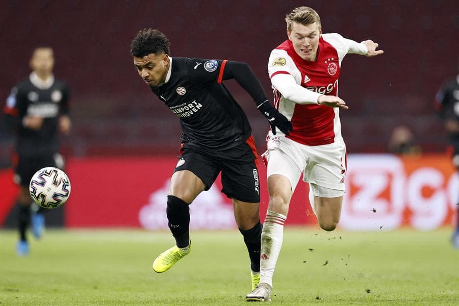 PSV y Ajax empatan 2-2 en el clásico de la Eredivisie. Eran Zahavi marcó doblete para los 'rojiblancos', mientras que Quincy Promes y Antoni Matheus Dos Santos, le dieron el empate al Eindhoven.
