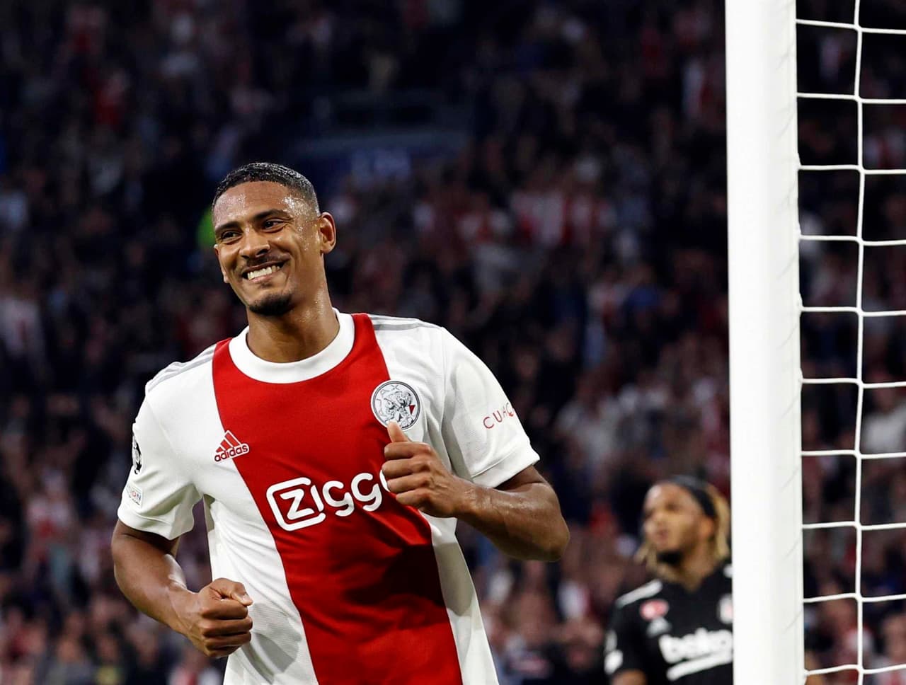 Ajax se impone 2-0 ante el Besiktas en Amsterdam, durante la fase de Grupos de la UEFA Champions League. Las anotaciones corrieron a cargo de Steven Berguis (17') y Sébastien Haller (43'). Edson Álvarez disputó los 90 minutos del encuentro.