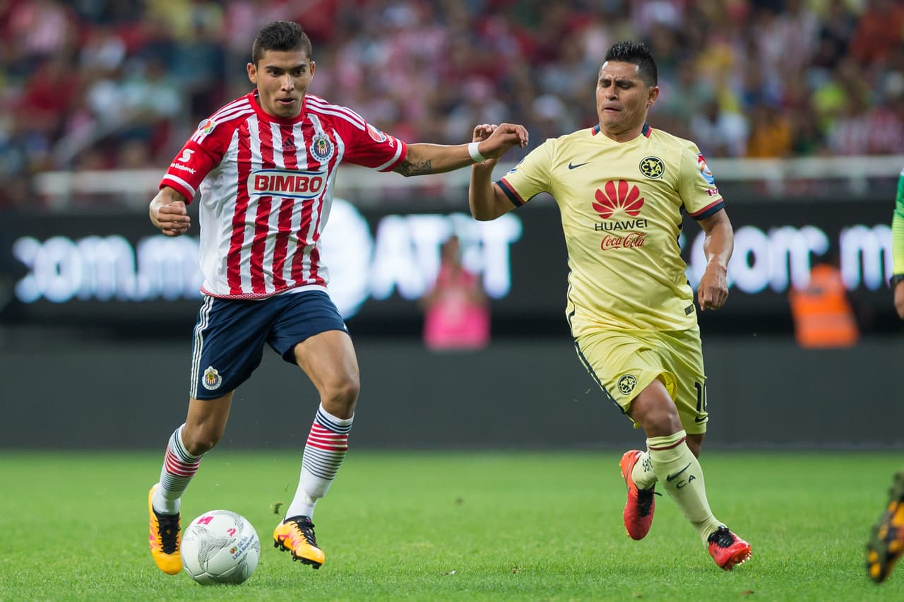 En medio campo hay nombres como el de Orbelín Pineda quien ha sido de los jugadores que ha resaltado a pesar de la crisis que vive las Chivas y ante Canadá se busca aprovechar su rapidez mental para tocar el balón en el espacio corto.