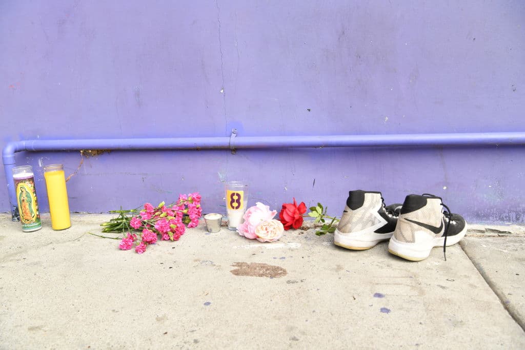 Aficionados se acercaron al Staples Center, entre lagrimas e indredulidad para dejar flores por la muerte de Kobe Bryant.