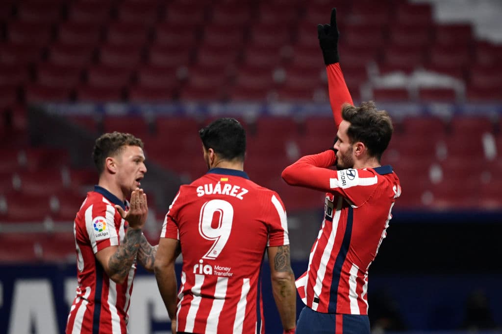 Ángel Correa (17’) y Saúl Ñíguez (76’) marcaron los goles de los colchoneros en el Metropolitano. Atlético de Madrid llegó a 41 unidades; los merengues los persiguen con 37 puntos. El siguiente duelo de los del ‘Cholo’ en La Liga será visitando al Eibar.