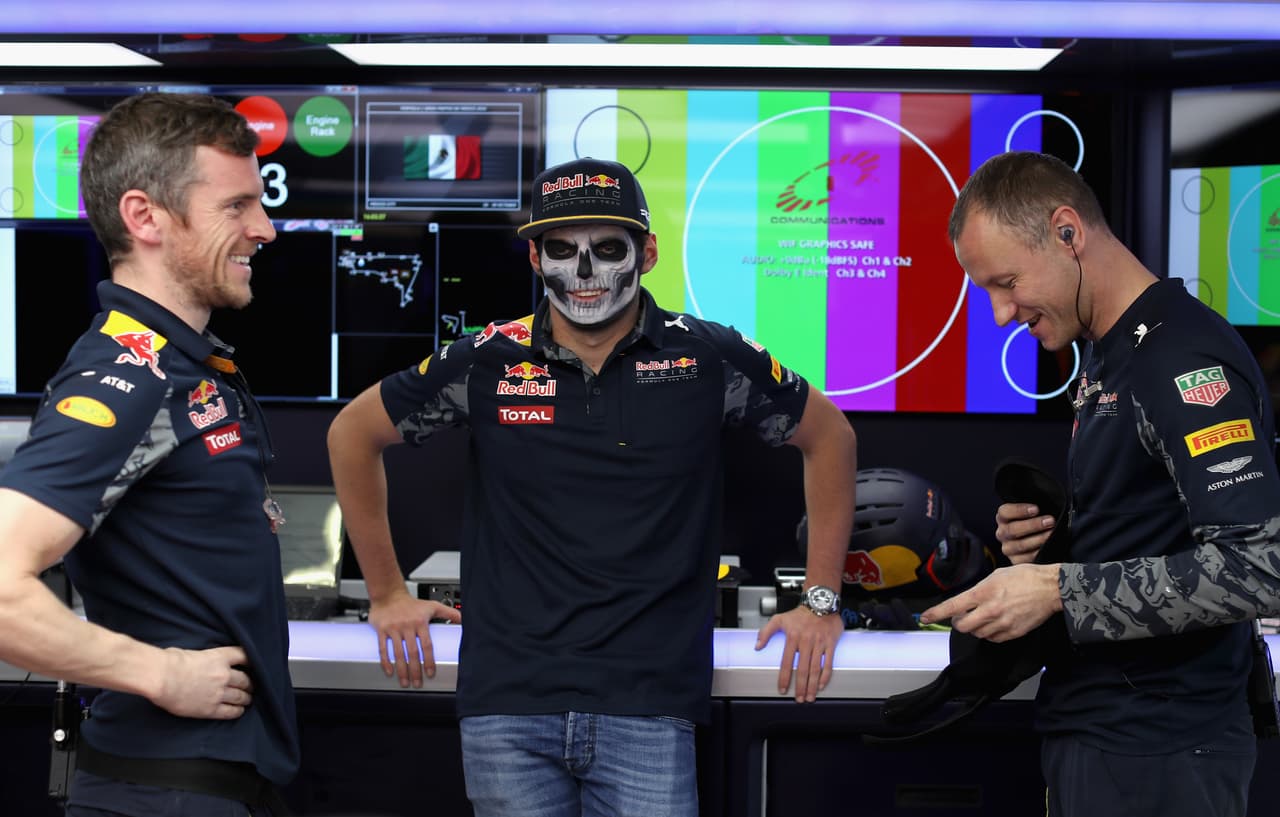 Los propios compañeros del equipo Red Bull Racing, se vieron sorprendidos con la presencia de sus pilotos previo a la carrera que se disputará en el Autódromo Hermanos Rodríguez en México.