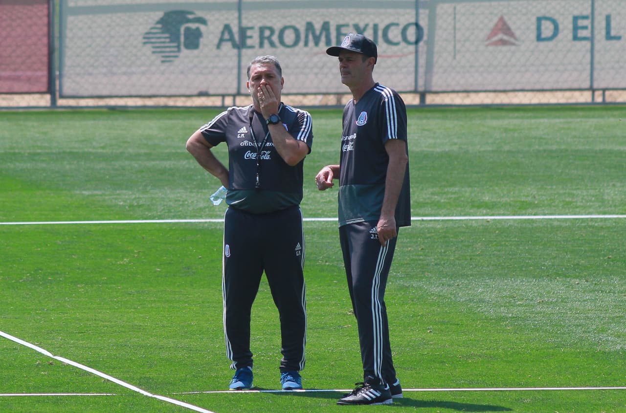 La Selección Mexicana de fútbol continuó con su preparación de cara a su primer duelo de la Copa Oro de la Concacaf que se realizará el próximo 15 de junio en el Rose Bowl de Pasadena, California, ante la Selección de Cuba en el debut de Gerardo 'tTata' Martino en una competencia internacional oficial al mando del Tricolor. Así se prepararon hoy los seleccionados.