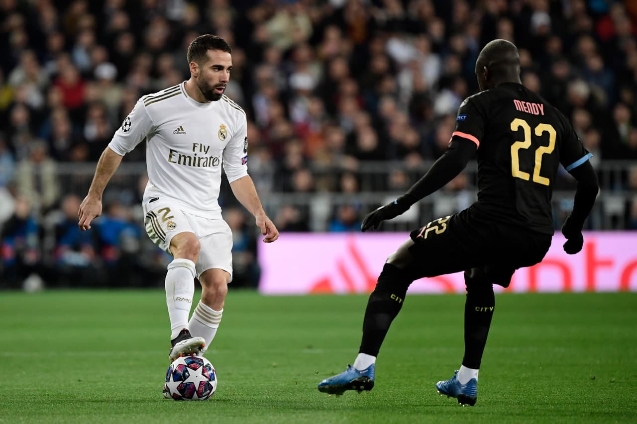 Dani Carvajal y Mendy luchan por la posesión del esférico.