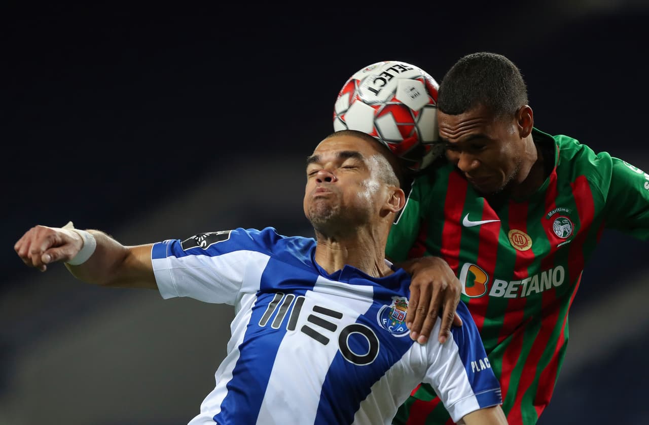 Pepe logra mover el balón justo antes de que Moreno logre conectar de lleno el balón frente al arco de Agustín Marchesín.