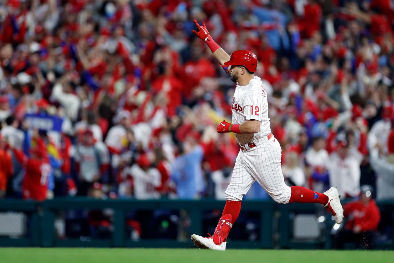 Philadelphia Phillies se llevó el tercer juego de la Serie Mundial para tomar ventaja de 2-1 sobre Houston Astros, que tuvo a José Urquidy en la lomita.