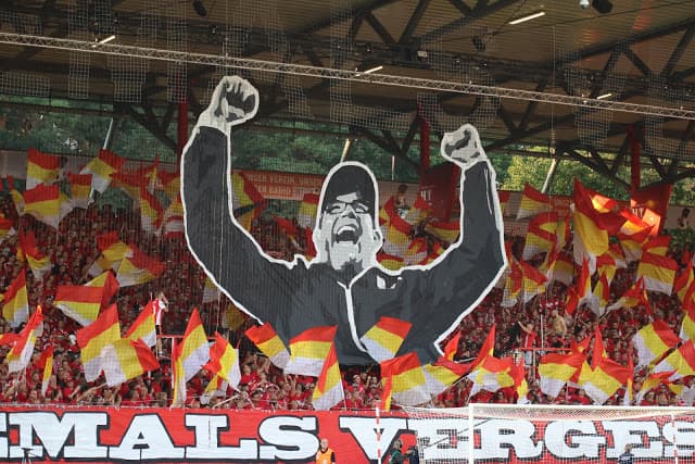 Tifo presentado por fans en un partido de Union Berlin vs Dortmund en septiembre 2019.