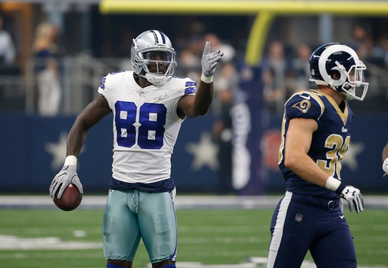 Dallas arrancó con una buena primera ofensiva donde Prescott encontró a Dez Bryant con pase de 36 yardas, pero la defensiva de los Rams se cerró en la zona roja y solo permitió tres puntos de Dan Bailey.