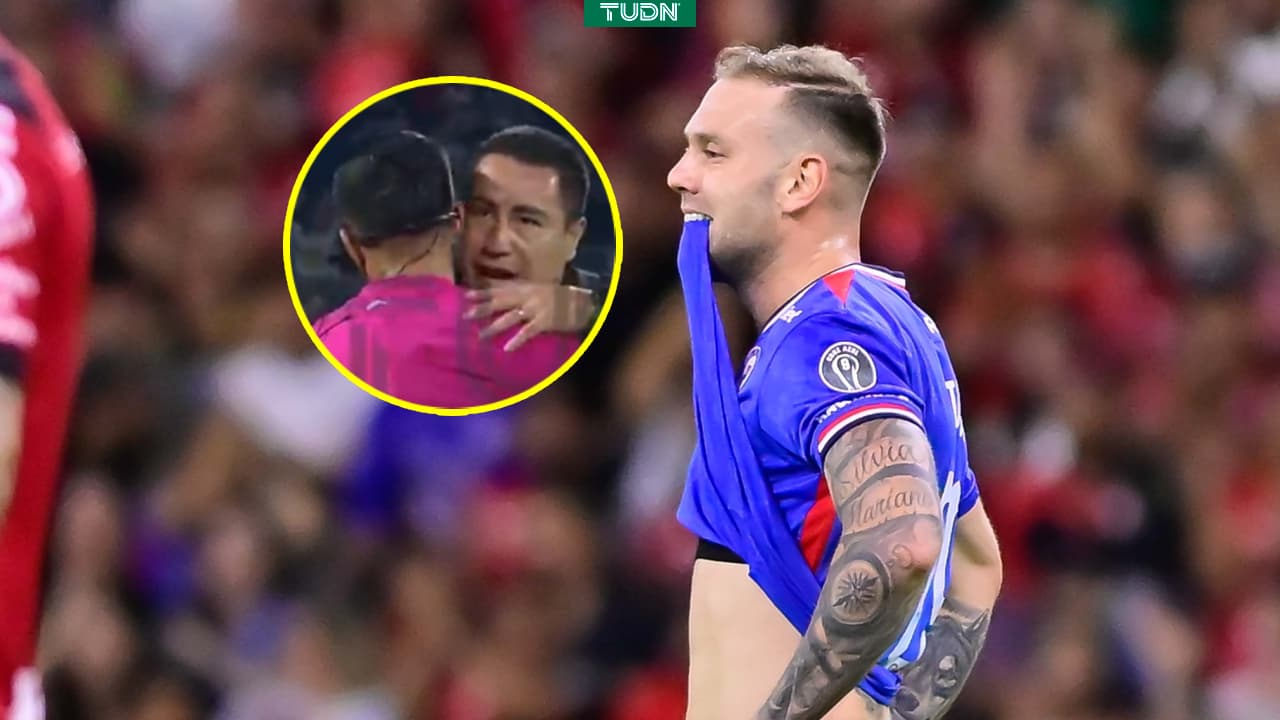 Rotondi reacciona al gesto de Efraín Juárez con el árbitro de la Final
