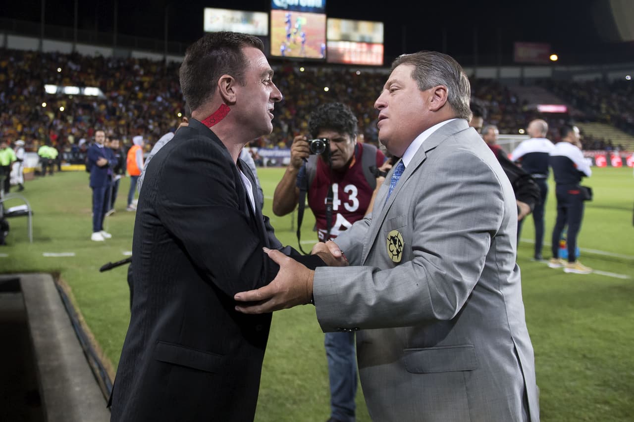Los hombres del momento: Pablo Guede y Miguel Herrera se saludan previo al encuentro.