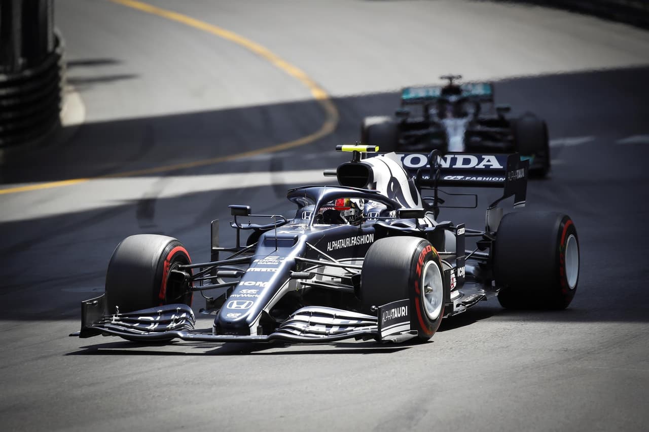 Termina el Gran Premio de Monaco de la Formula 1, Max Verstappen de Red Bull se llevó la primera posición, seguido del piloto español Carlos Sainz de Ferrari. La tercera posición estuvo muy peleada entre el mexicano Sergio Pérez y Lando Norris, sin embargo, el inglés representante de McLaren superó a Checo.