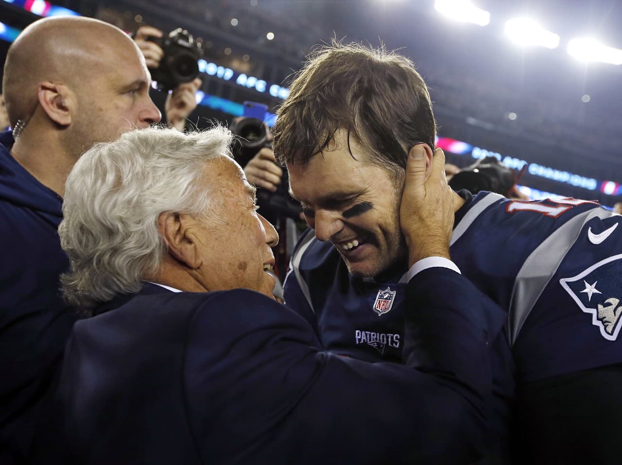 Robert Kraft y Tom Brady.