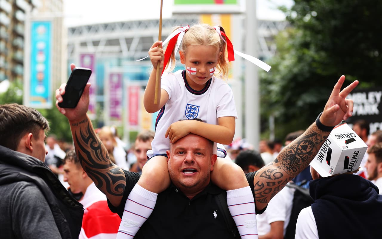 Aún no empieza el partido y se vive la locura fuera del estadio de Wembley. Aficionados ingleses e italianos disfrutan una atmósfera de emociones entre cantos, bebidas y disfraces, previo a la final de la Euro 2020 entre Italia e Inglaterra.