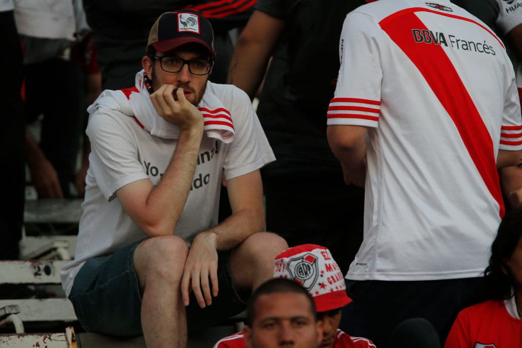 En caso que sea a puerta cerrada o en otra ciudad, los damnificados serán los fanáticos de River Plate y el mismo River Plate por lo que supondrá la devolución de dinero por los boletos de un partido que no se jugó.