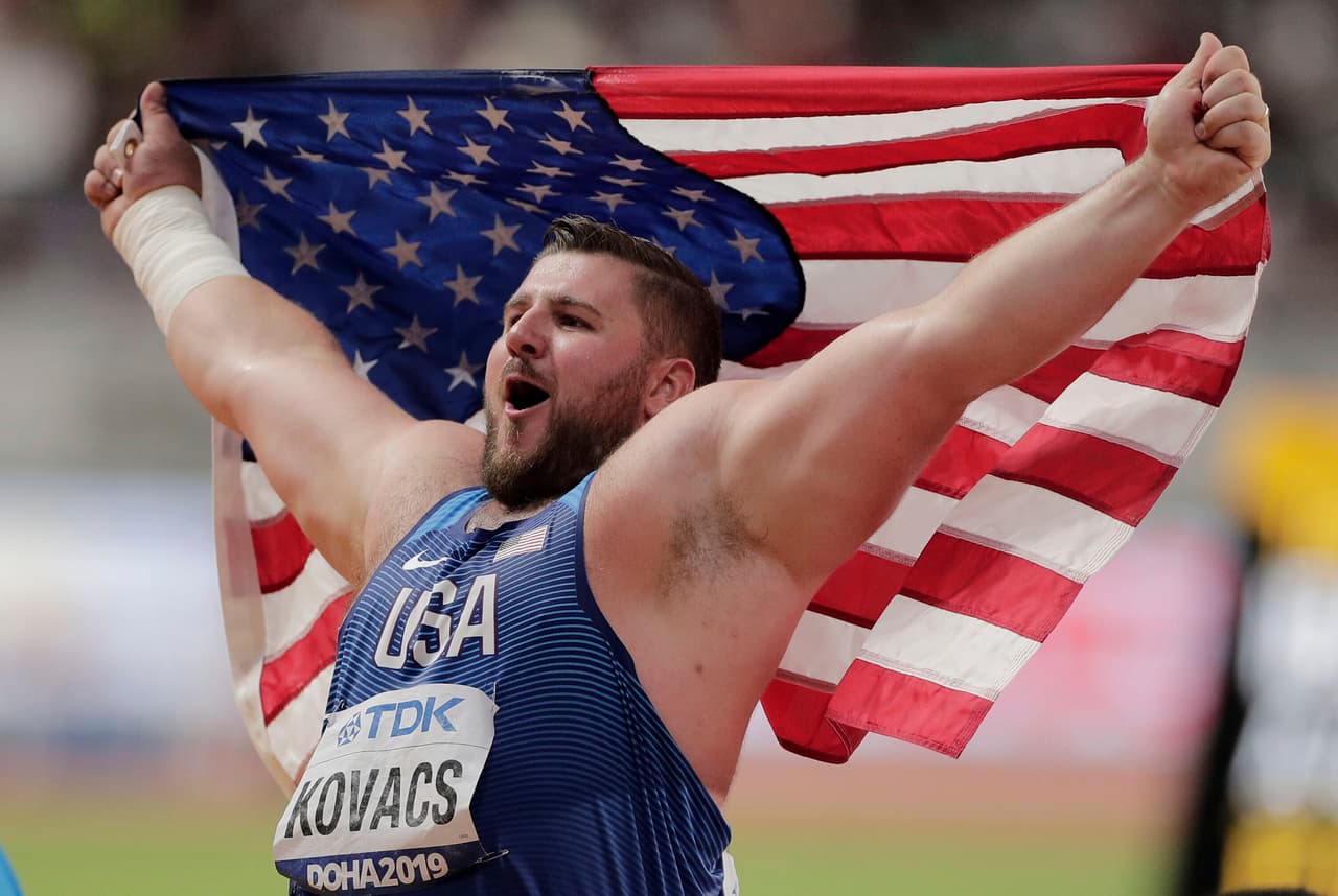 Los atletas comparten la emoción de sus logros en el mundial de atletismo en Doha.