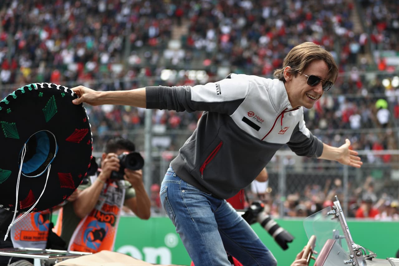 Más expresivo fue el otro mexicano en competencia Esteban Gutiérrez, que disfrutó más de esta ceremonia.