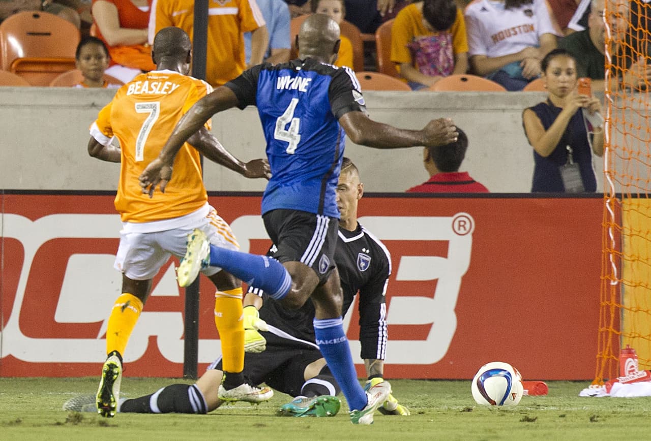 El veterano Da Marcus Beasley marcó un auténtico golazo para el valioso triunfo de Houston Dynamo 2-1 sobre SJ Earthquakes.