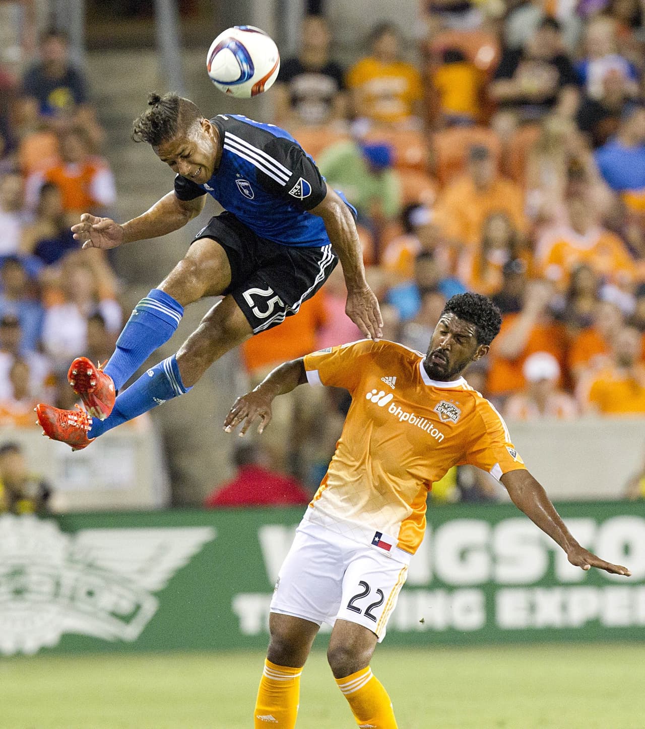 Sheanon Williams, de los SJ Earthquakes, le gana en el salto al delantero de Houston Dynamo, Quincy Amarikwa.