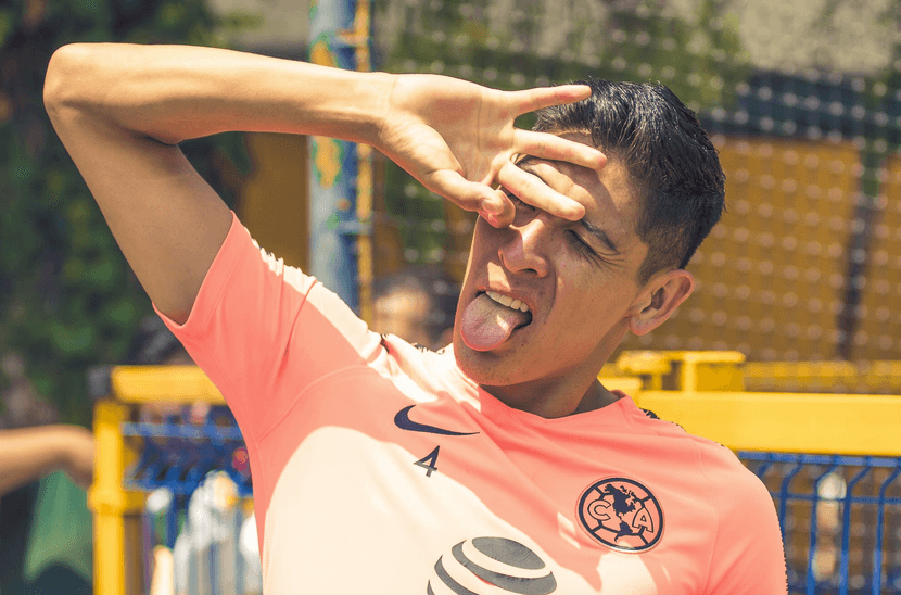 Edson Álvarez dio su mejor intento para replicar el saludo, aunque evidentemente lo vivió como broma.