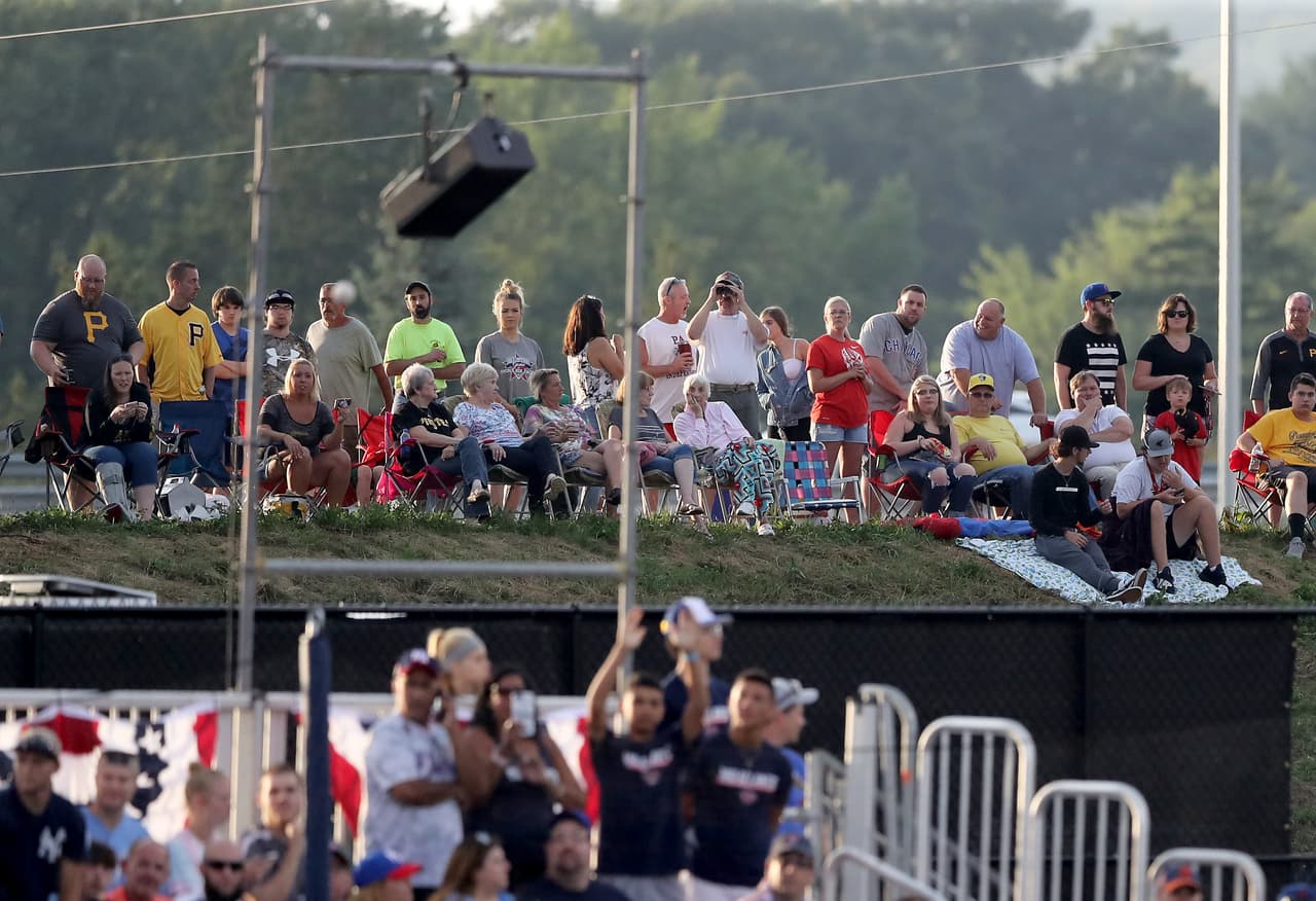 En un ambiente completamente diferente al que ofrece un partido en un estadio de Grandes Ligas, los aficionados de todas las edades disfrutan la atmósfera del Little League Classic en Bowman Field, en Williamsport, Pennsylvania.